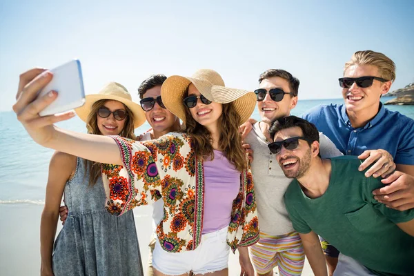 Vrienden nemen selfie op strand — Stockfoto