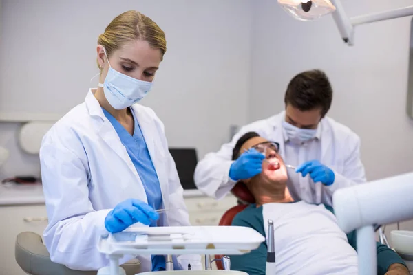 Dentista segurando ferramenta dentária — Fotografia de Stock