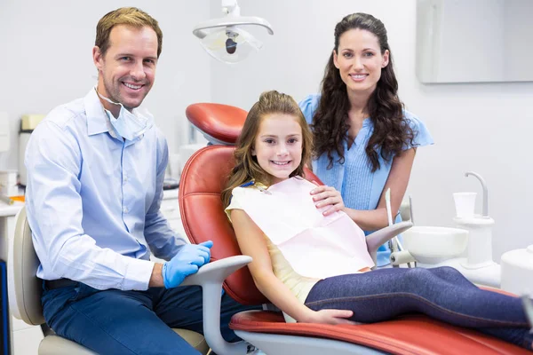 Zahnärztin mit junger Patientin und ihrer Mutter — Stockfoto