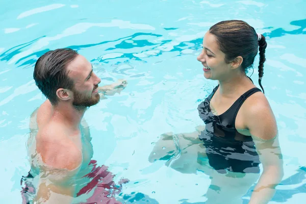 Pareja sonriente interactuando entre sí — Foto de Stock