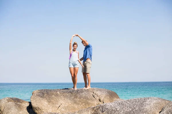 Par som dansar på rock vid havet — Stockfoto