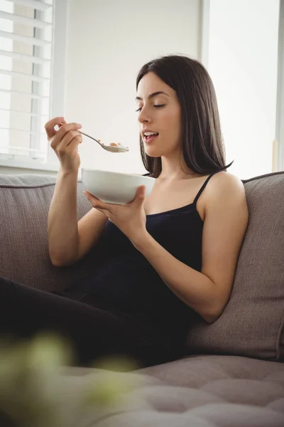 Kobieta jedzenie śniadanie — Zdjęcie stockowe