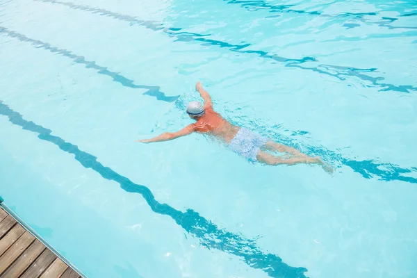 Uomo anziano che nuota in piscina — Foto Stock