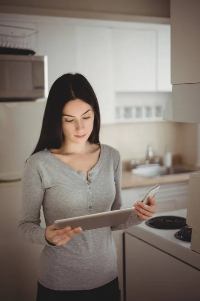 Kobieta, patrząc na komputerze typu tablet — Zdjęcie stockowe