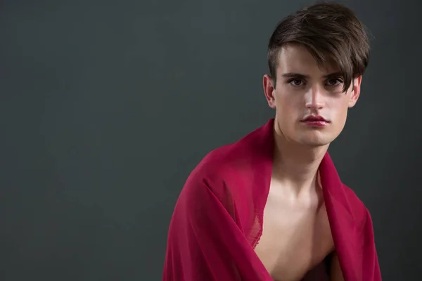 Homme androgyne enveloppé dans des vêtements rouges — Photo