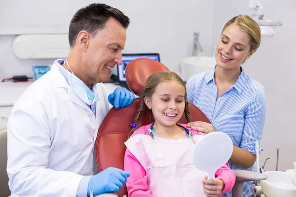 Patienten tittar på spegel i tandvårdsklinik — Stockfoto