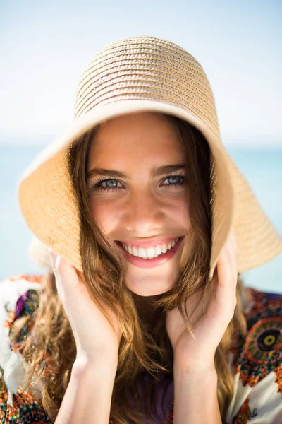 Giovane donna che indossa il cappello in spiaggia — Foto Stock