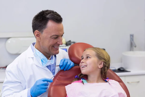 Zahnarzt interagiert mit jungen Patienten — Stockfoto