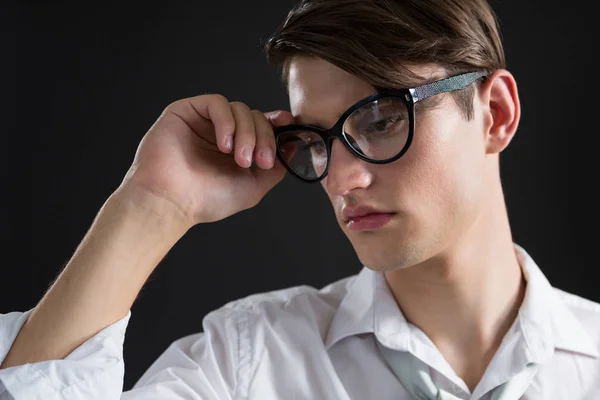 Homem andrógeno posando em óculos — Fotografia de Stock