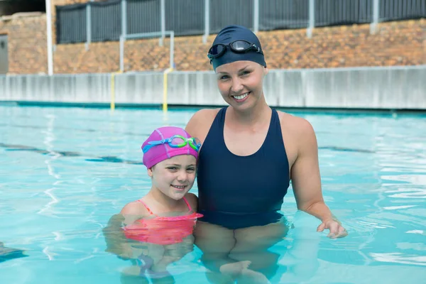 Instructora y joven en la piscina —  Fotos de Stock