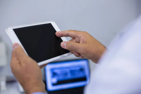 Zahnarzt mit digitalem Tablet — Stockfoto