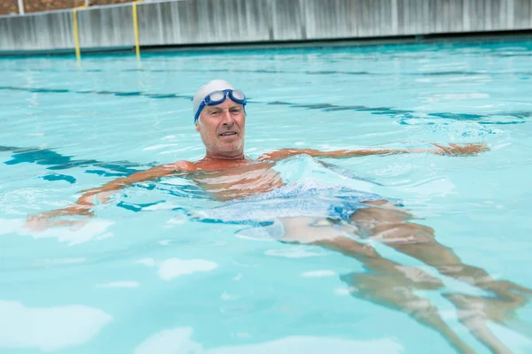 Uomo anziano che nuota in piscina — Foto Stock