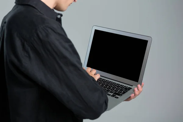 Андрогінний чоловік використовує ноутбук — стокове фото