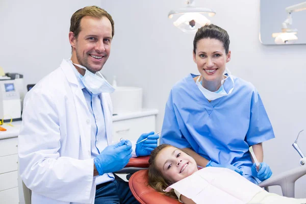 Lächelnde Zahnärzte und junge Patienten — Stockfoto