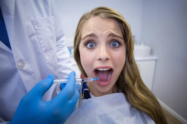 Dentista que da anestesia al paciente femenino —  Fotos de Stock