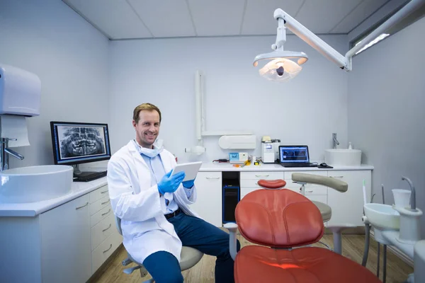दंत क्लिनिकमध्ये डिजिटल टॅब्लेट वापरून डॉक्टर — स्टॉक फोटो, इमेज