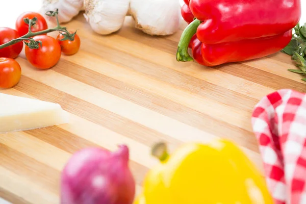 Close up de legumes na tábua de corte — Fotografia de Stock