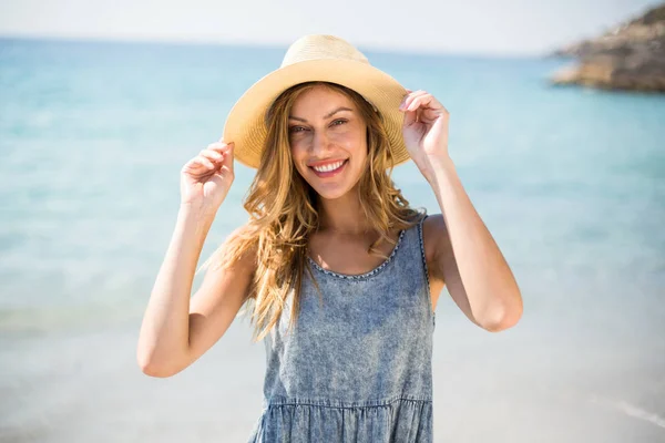 Joven mujer de pie contra el mar —  Fotos de Stock