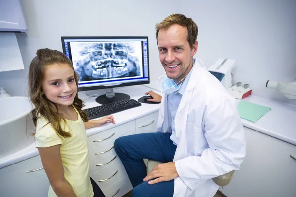 Jeune patient et dentiste en clinique dentaire — Photo