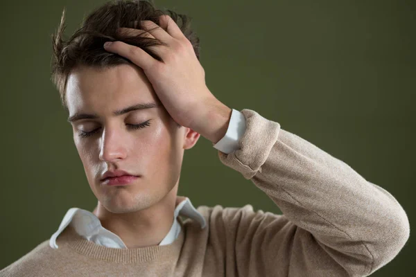 Androgyne man die zijn haar aan te raken — Stockfoto