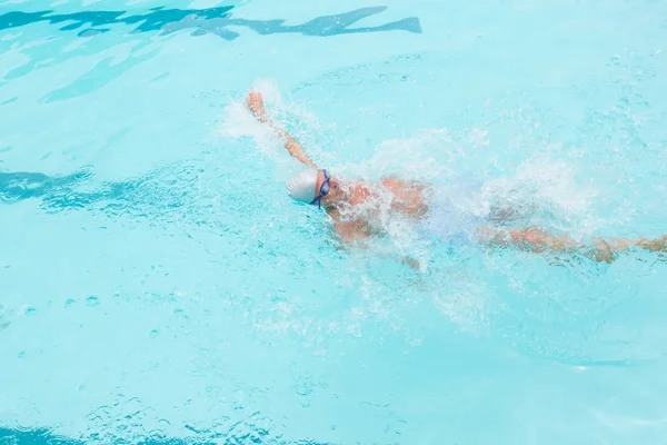 Hombre mayor nadando en la piscina — Foto de Stock