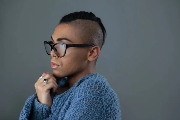 Mujer transgénero con gafas graduadas — Foto de Stock