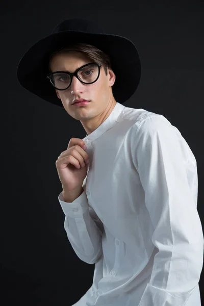 Homme androgyne en chapeau posant — Photo