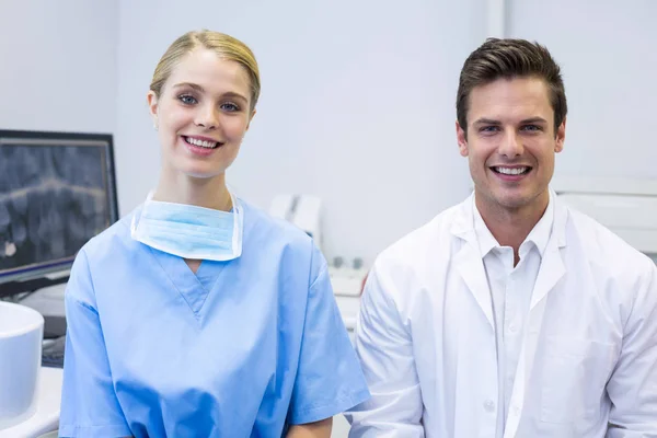 Retrato de enfermeira feliz e dentista — Fotografia de Stock