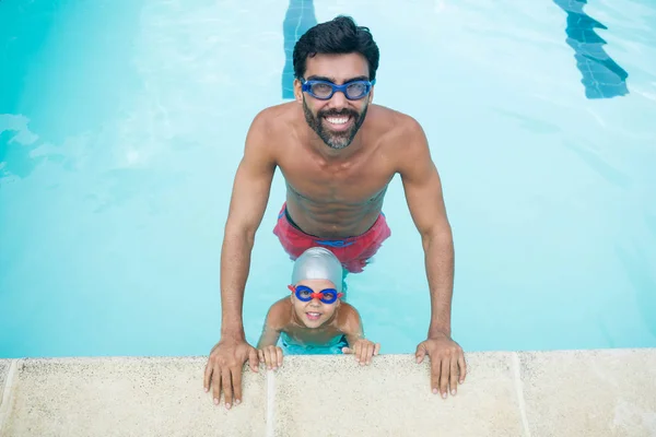 Padre e figlio indossano occhiali da bagno in piscina — Foto Stock