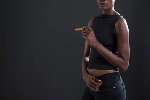 Homme androgyne tenant un cigare — Photo