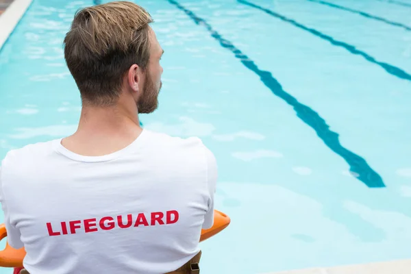 Lifeguard sitter på stol med rescue boj — Stockfoto