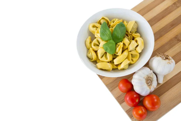 Pasta servida en un tazón sobre tabla de cortar — Foto de Stock