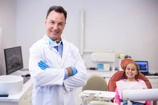 हात ओलांडून उभे दंतचिकित्सक — स्टॉक फोटो, इमेज