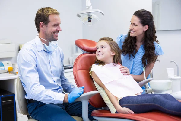 Dentist interacting with mother and daughter — Stock Photo, Image