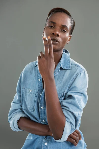 Homme androgyne posant avec une cigarette — Photo