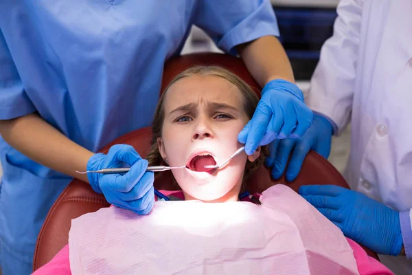 Zubař a sestra vyšetřující pacient s nástroji — Stock fotografie