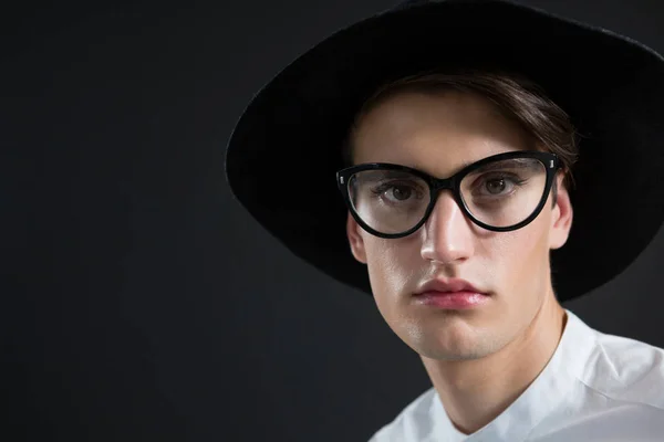 Uomo androgeno in occhiali — Foto Stock