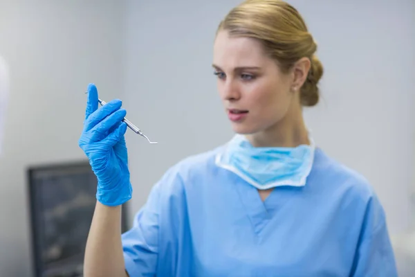 Vrouwelijke verpleegkundige bedrijf tandheelkundige gereedschap — Stockfoto