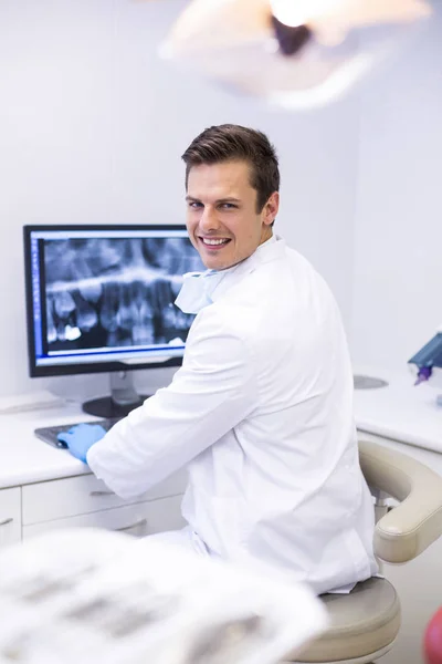 Dentista examinando relatório de raios-x no computador — Fotografia de Stock
