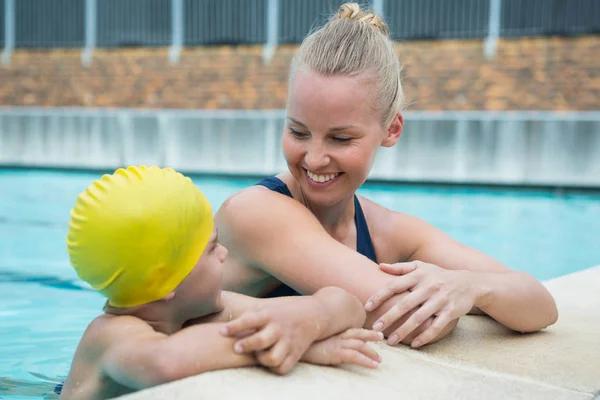 Instructora y chico en la piscina — Foto de Stock