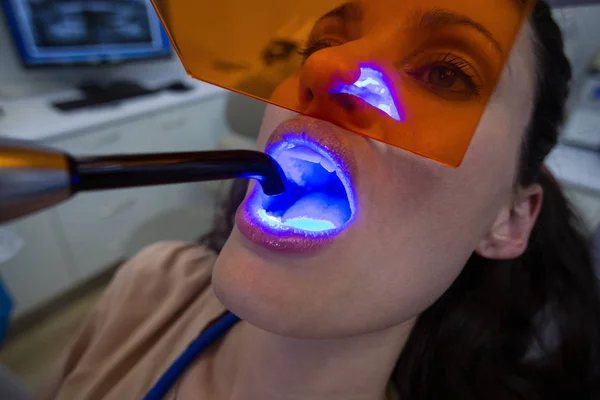 Dentistas examinando paciente do sexo feminino — Fotografia de Stock