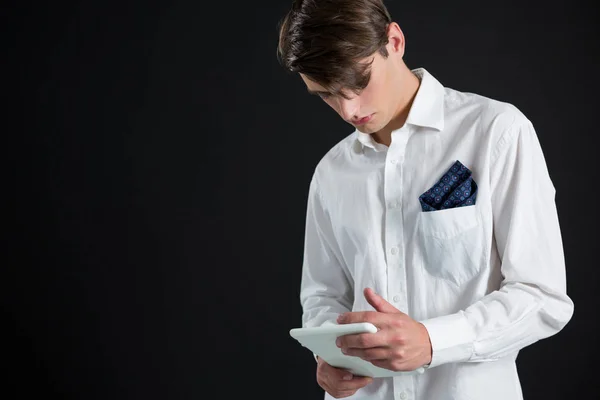 Homem andrógeno usando tablet digital — Fotografia de Stock