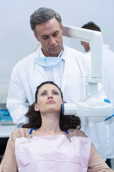 Tandläkaren tar röntgen av patienter tänder — Stockfoto