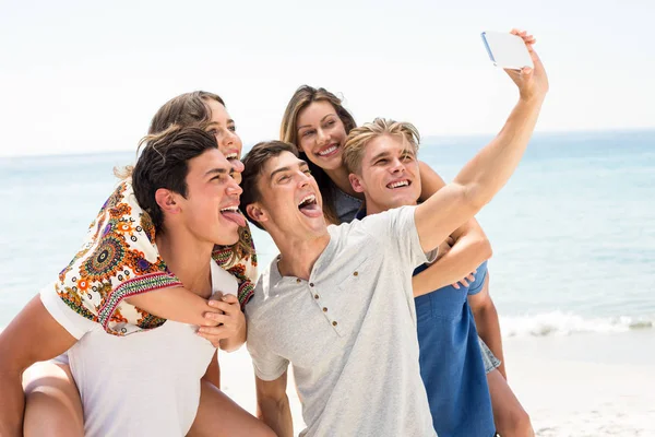 Friends taking selfie at beach on sunny day — Stock Photo, Image