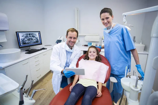 Retrato de dentistas sonrientes y pacientes — Foto de Stock