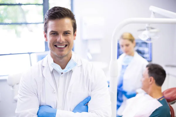 Стоматолог, стоящий со скрещенными руками — стоковое фото