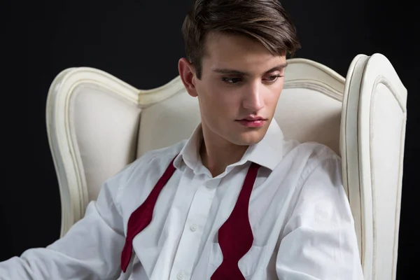 Uomo androgeno seduto sulla sedia — Foto Stock