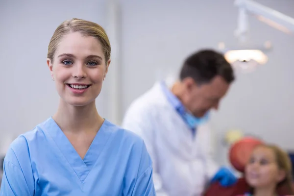 Assistente dentário em pé na clínica odontológica — Fotografia de Stock