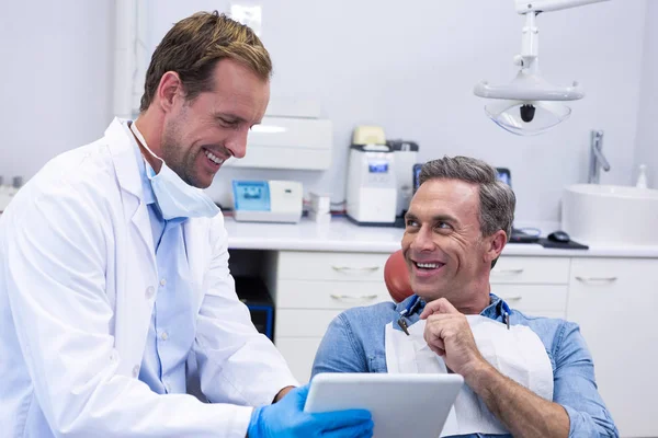 Dentysta dyskusji nad cyfrowego tabletu — Zdjęcie stockowe