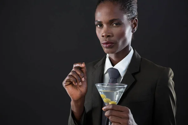 Homem andrógeno segurando um copo de martini — Fotografia de Stock